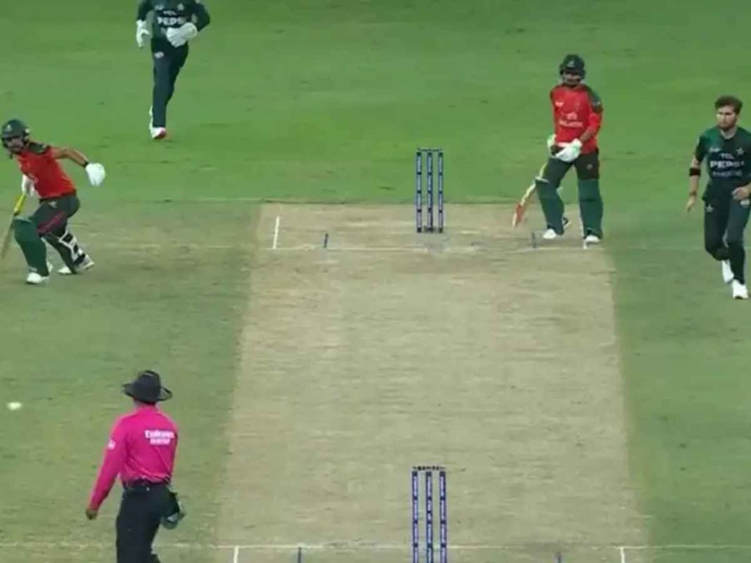 Pakistan Fielding At It's Peak, Players Miss Simple Run-Out vs. Bangladesh, Leaves Fans in Splits