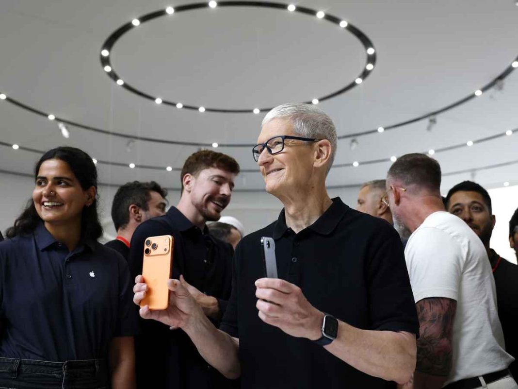 Apple CEO Tim Cook Tweets First Photographs With iPhone 17