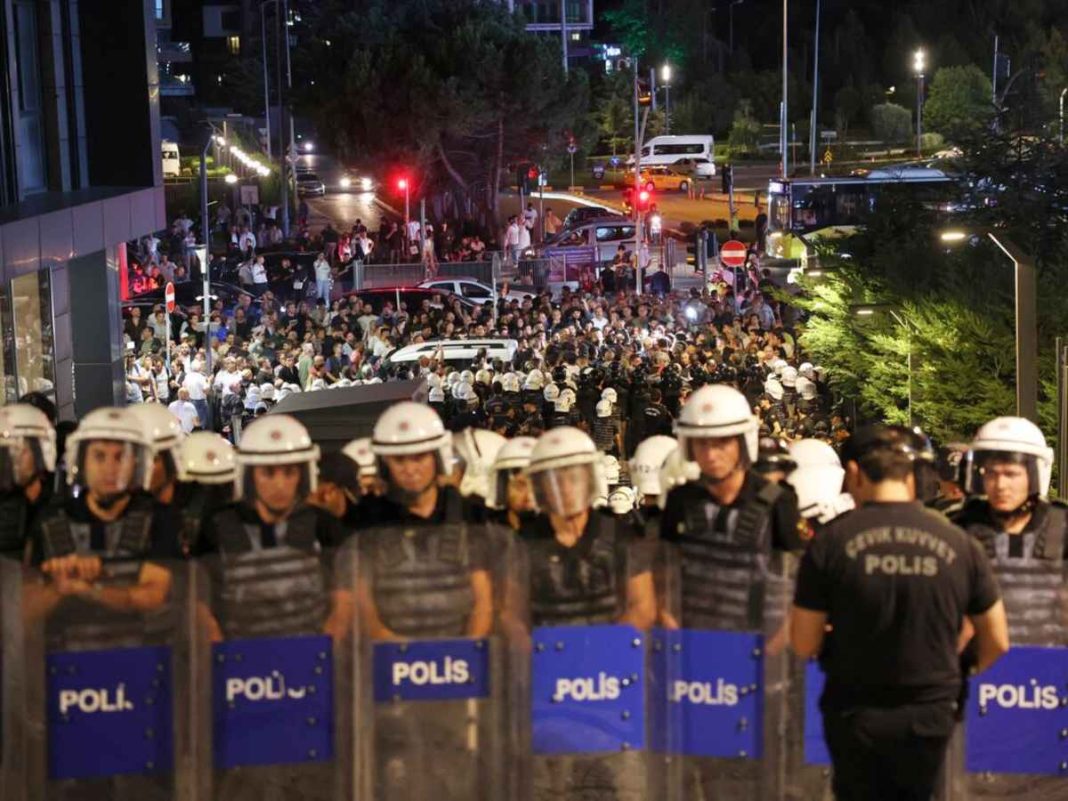 Turkey: Instagram, WhatsApp Go Dark as Political Tensions Flare?