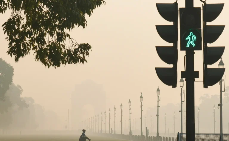 Delhi Air Quality In 'Very Poor' Category, Wakes Up To Toxic Layer Of Smog