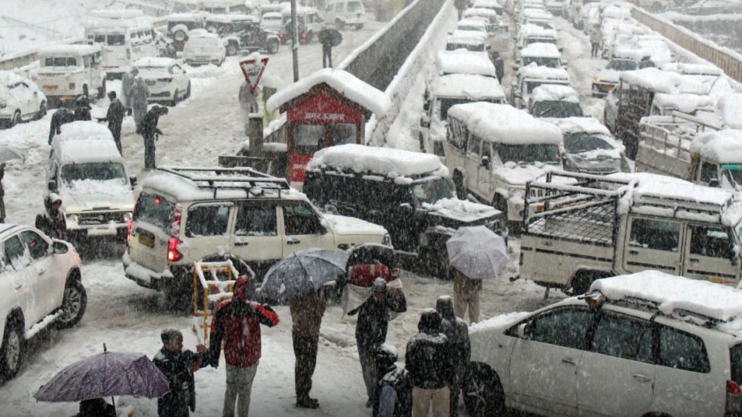 Manali Chokes as First Snowfall Triggers Massive Traffic Jams