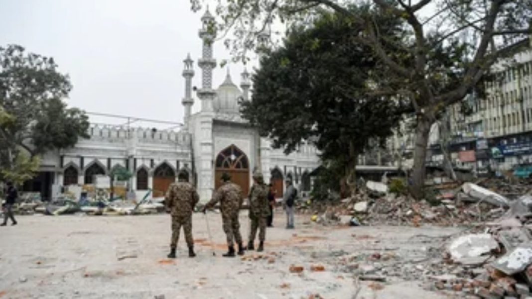 Violence Erupts At Turkmen Gate