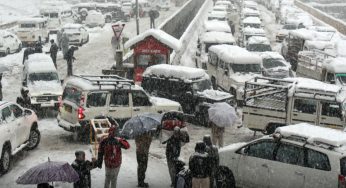 Manali Chokes as First Snowfall Triggers Massive Traffic Jams