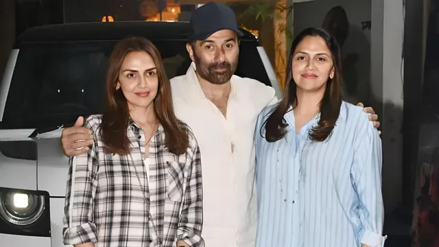Sunny Deol Poses With Sisters Esha Deol, Ahana Deol At Border 2 Screening