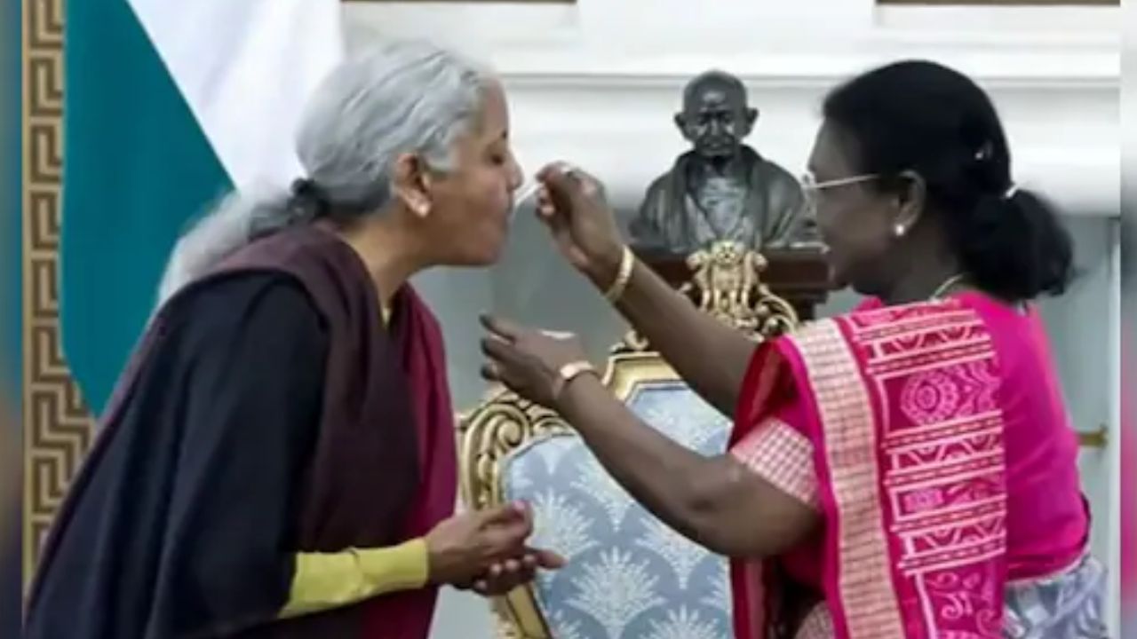 FM Sitharaman Meets President Ahead of Union Budget 2026