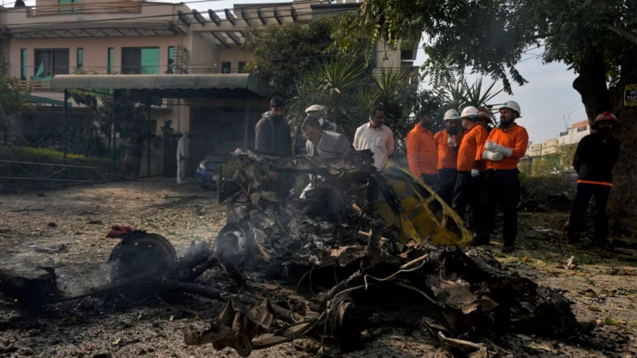 Mob Attacks US Consulate in Pakistan