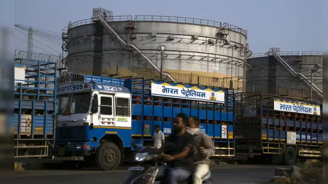 Fuel Shortage Hits Pakistan Amid War