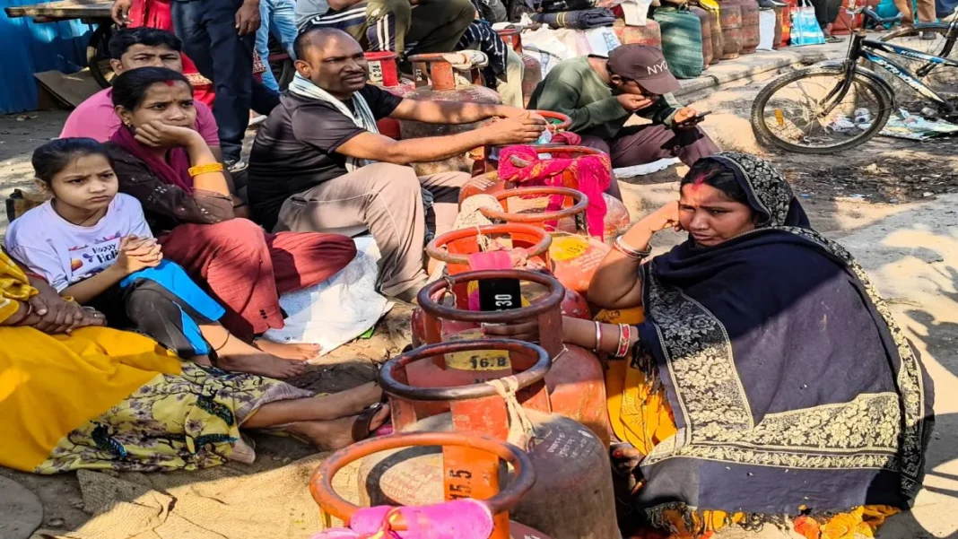 ‘No Gas, No Work’: LPG Crisis Forces Migrant Workers To Leave Cities, Sparks Reverse Migration