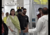 Anushka Sharma Wins Hearts by Touching Elder’s Feet at Airport; Joins Virat Kohli for Vrindavan Visit Anushka Sharma Wins Hearts by Touching Elder’s Feet at Airport; Joins Virat Kohli for Vrindavan Visit