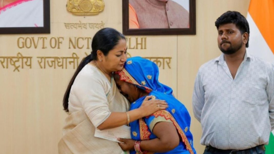 Rekha Gupta Honors COVID Warriors