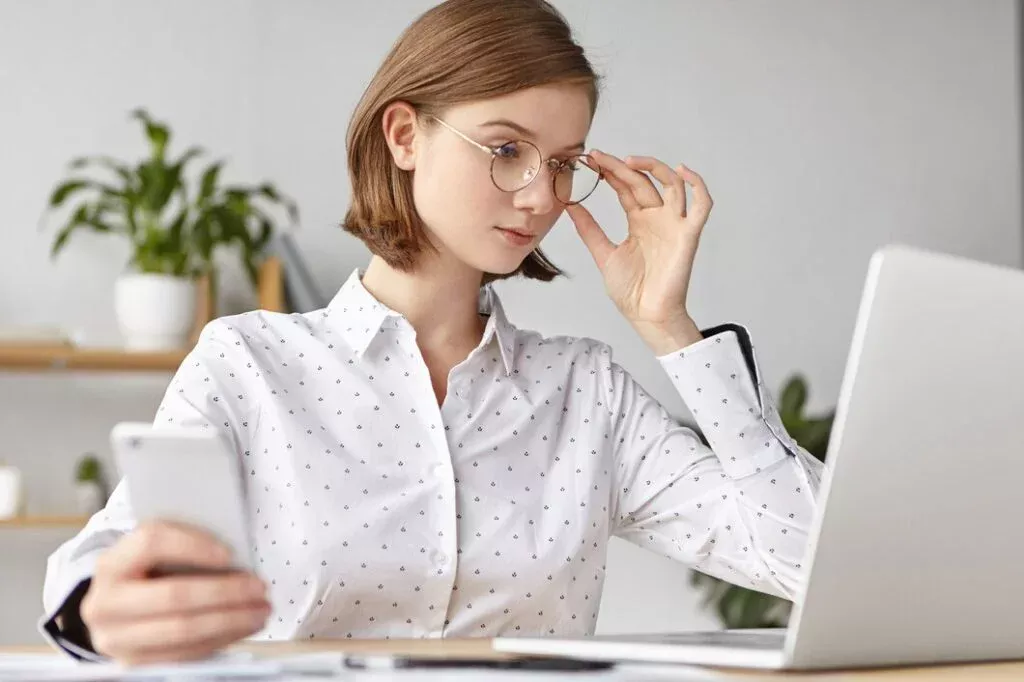 Blurred Vision From Screen Use? Here Are 5 Common Reasons And How To Prevent It