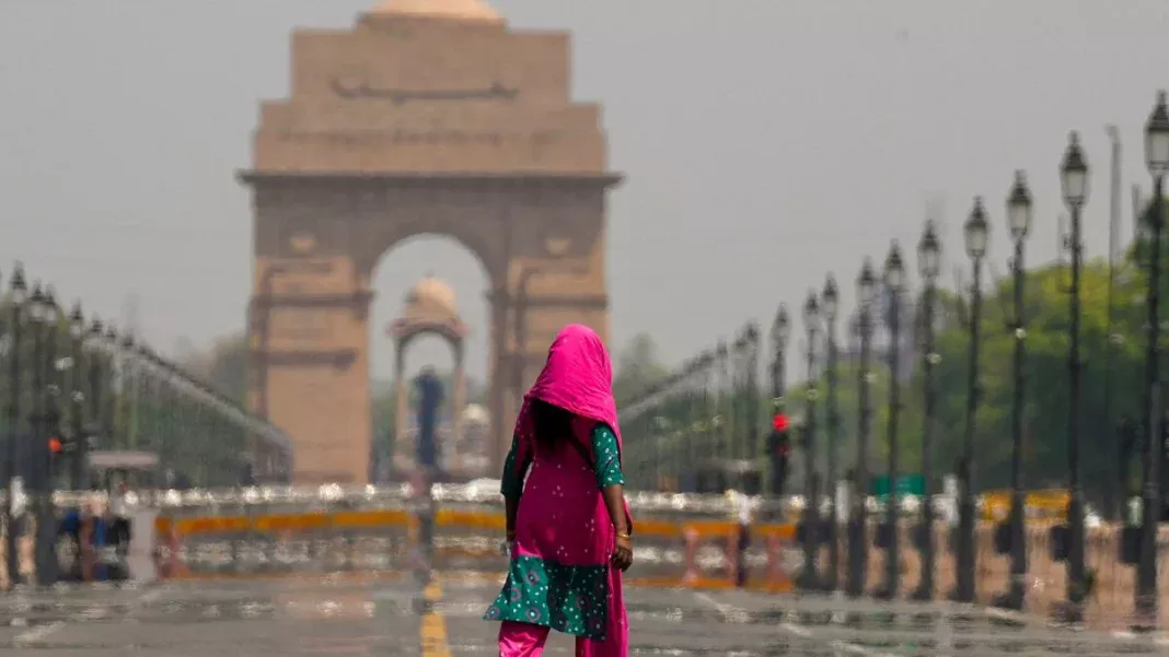 Delhi Temperature May Hit 44° Celsius Today, IMD Issues 3-Day Heatwave Alert