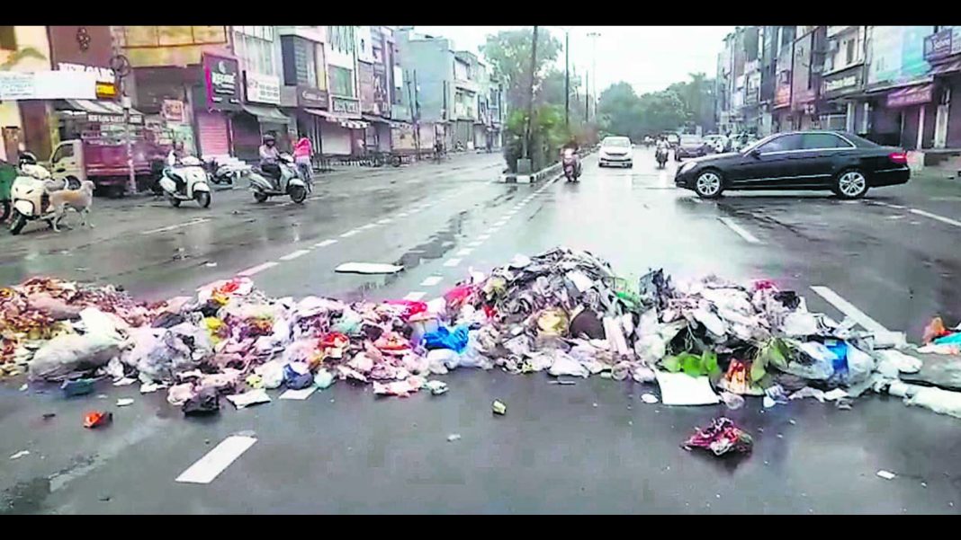 Faisalabad Unrest: Sanitation Workers Dump Rubbish at Govt Gate Over Unpaid Wages
