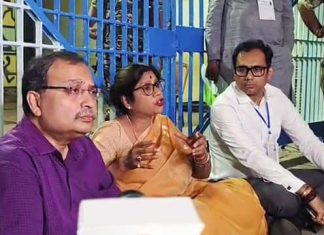 EC Rejects Allegations of Strongroom Irregularities in Kolkata After TMC Protest EC Rejects Allegations of Strongroom Irregularities in Kolkata After TMC Protest