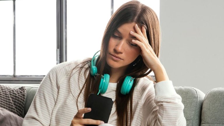 Beyond the Swipe: Why Gen Z is Swapping “Perfect Profiles” for Emotional Honesty