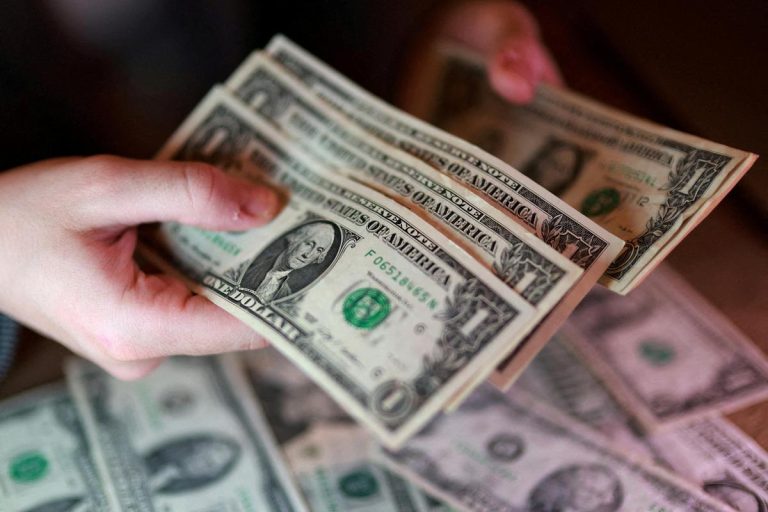 India's Forex Reserves Drop $7.5 Billion to Over One-Year Low of $681.4 Billion