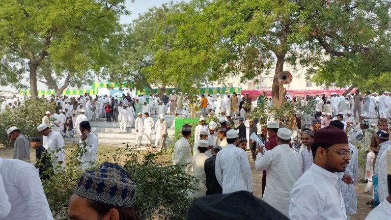 SP Leaders, Police Face Off Outside Eidgah In Bulandshahr