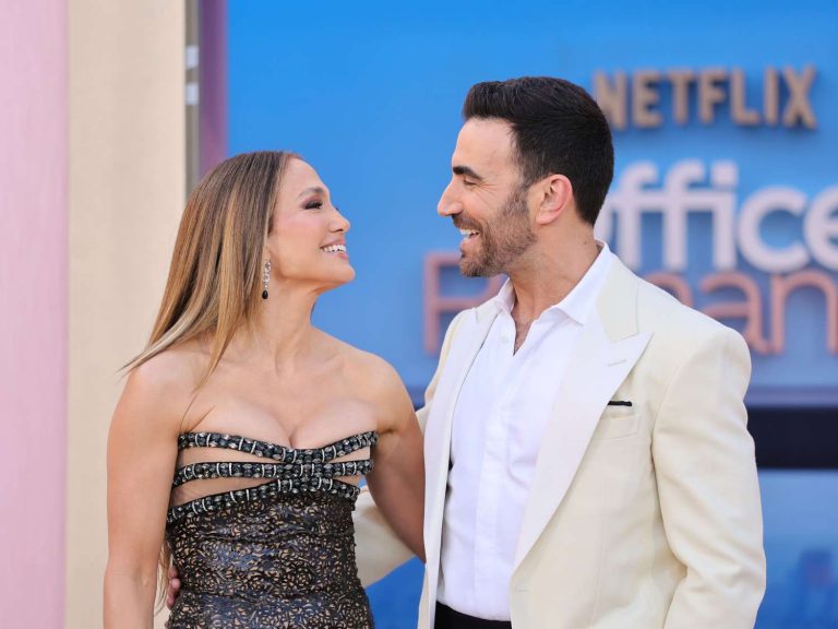 Jennifer Lopez Not Dating Brett Goldstein?