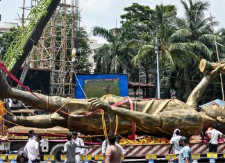 70-Foot Lionel Messi Statue Removed in Kolkata After Safety Concerns Over Stability 70-Foot Lionel Messi Statue Removed in Kolkata After Safety Concerns Over Stability