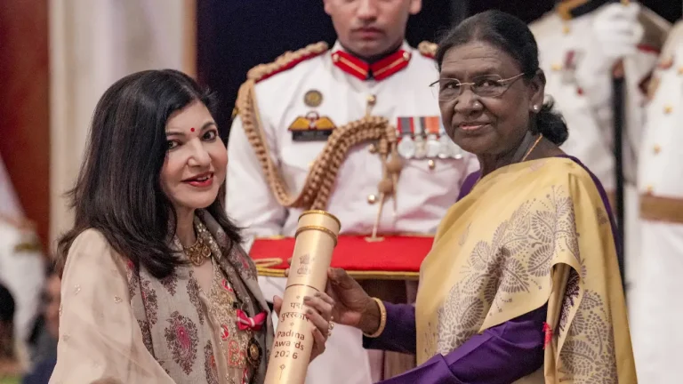 Alka Yagnik’s Padma Bhushan Ceremony Video Goes Viral, Netizens Express Concern