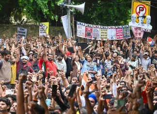 Centre Suspends Mobile Internet Near Jantar Mantar Amid NEET Protest; Services Restricted Till Midnight Centre Suspends Mobile Internet Near Jantar Mantar Amid NEET Protest; Services Restricted Till Midnight