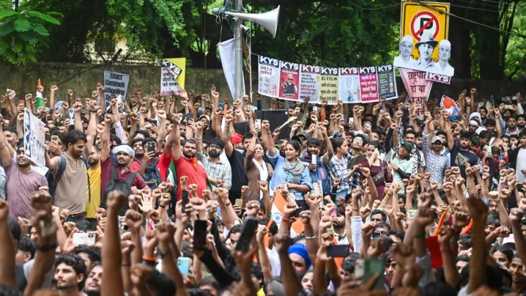 Centre Suspends Mobile Internet Near Jantar Mantar Amid NEET Protest; Services Restricted Till Midnight