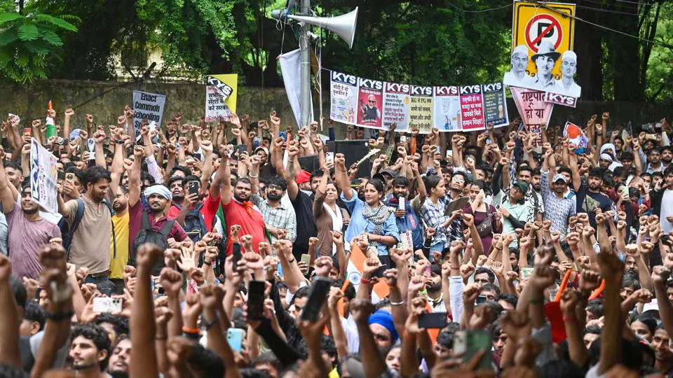 Centre Suspends Mobile Internet Near Jantar Mantar Amid NEET Protest; Services Restricted Till Midnight