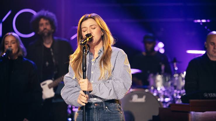 Kelly Clarkson Reveals Scary Health Scare Amid US Cyclospora Outbreak During Las Vegas Residency