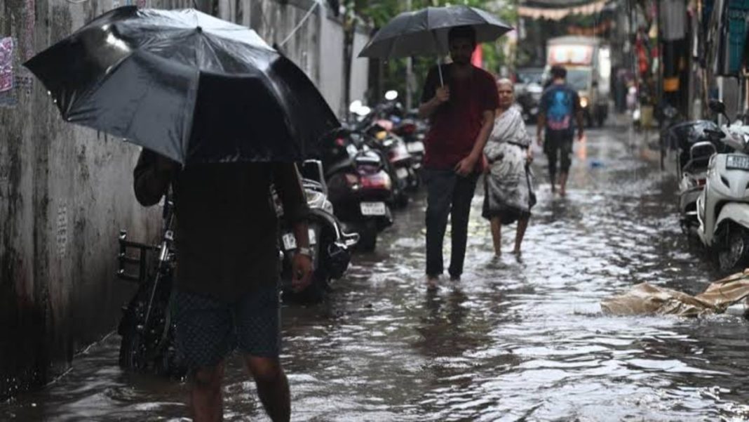 60-Year-Old Trapped in Open Manhole During BMC Work