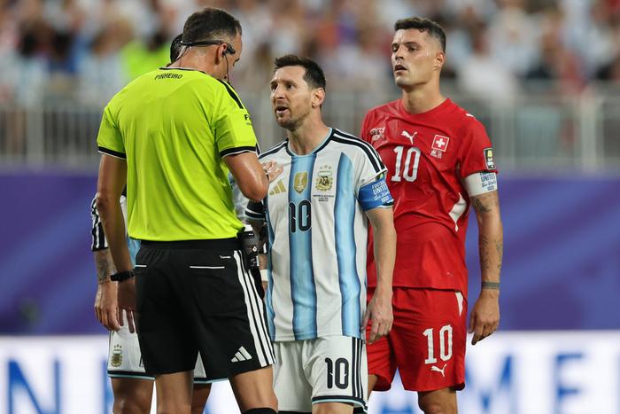 FIFA World Cup 2026: Lionel Messi's Heated Exchange With Referee During Argentina vs Switzerland Goes Viral